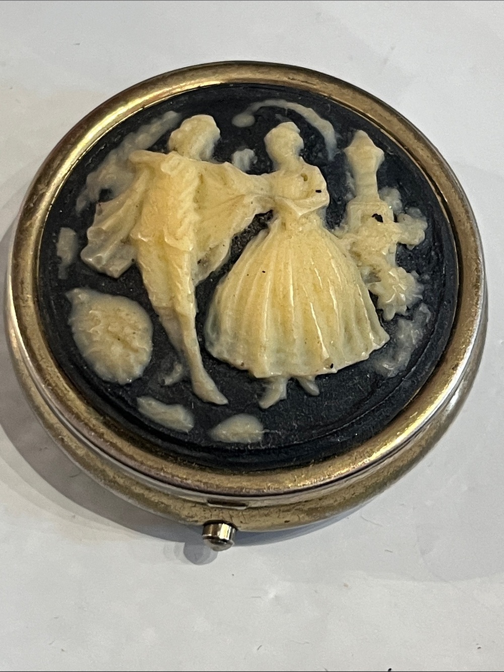 BEAUTIFUL CAMEO PILL BOX 1.5” round, snaps closure